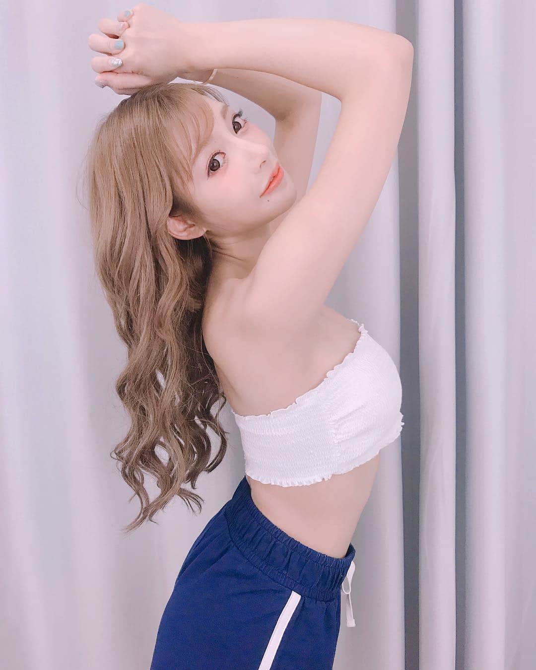 明日花キララのインスタグラム：「8月に大好きな香港で撮影したCMが完成して現在絶賛放送中！！ 映像はhmv digital china groupのFacebook pageを見てね🤭💕 . 8月鍾意在香港拍攝的廣告已經推出了！ 大家也可去hmv digital china group個Facebook page到睇完整版🤭💕」