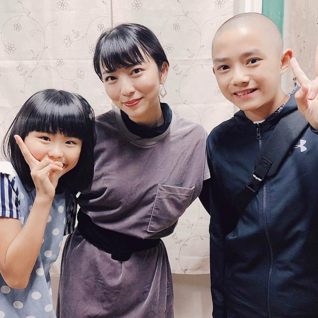 小島梨里杏さんのインスタグラム写真 - (小島梨里杏Instagram)「#舞台 #初恋2018 昨日もありがとうございました🕺🏻💋 . 本日は14:00〜/18:00〜 上演時間は約1時間45分 . メッセージ性も強い、もちろん。だからこそひとつひとつの言葉が大事になってくるわけですが、それ以上に日常を楽しく送っています。そんなみんなの一歩の話。 . 私演じるハイツ結城の管理人、結城小百合は、みんなの幸せを一歩を心から嬉しく見守っています。来てくださる皆さまの背中を糸をぽんっとゆるめて自由に。ひと押しができたらいいなあ。、🕊 . . 写真２枚目はてれび戦士、竜心となっちゃんが来てくれたのでぱちり。みんなわーりりあさーん、小島主任〜て抱きついてきてくれるの、しあわせ。❤️ .  #小澤竜心 くん #船越夏子 ちゃん . 今日もがんばろーう☆ orega.net/hatukoi/」9月29日 12時07分 - r_riria