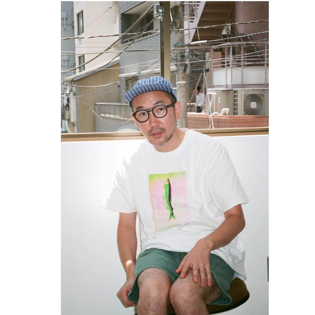 Zoff Officialのインスタグラム：「TOKYO GUIDE MAP EYE am a HERO! . 矢口憲一さん/オーナー 【神保町_駿河台 矢口】 . ZJ181026_14F1 ¥9,720(税込) ✴︎今秋発売予定 . PHOTOGRAPHY 草野庸子 . サロンは僕にとって、アトリエであり遊び場 . 雑誌「POPEYE」をはじめ、名だたる媒体やアーティストのヘアメイクを務める矢口憲一さんが、今年の春に美容室を神保町にオープン。 表参道や青山ではなく、神保町にした理由について「下町生まれの自分にとって、このエリアのムードは馴染み深いし、ローカルな土地に根付いてやってみたかった。美味い飯屋もたくさんあるし」と飾らない。 ロゴデザインを手がけたのは「POPEYE」のアートディレクター、前田晃伸さん。 仲間と集える場所としても機能しているようで「このエリアの飲食店を勝手に紹介するZINEも仲間と作っていて。いつ出せるかわからないんだけど（笑）そういう遊びが楽しい」と語る。ここは大人たちの貴重な遊び場でもあるのだ。 . SURUGADAI YAGUCHI / Mr. Kenichi Yaguchi, a famous hair-makeup artist who works for many famous artists and medias such as POPEYE magazine, opened a hair salon in Jimbocho this spring. Regarding the reason why he chose Jimbocho, instead of  Omotesando or Aoyama, he says "the atmosphere in this area is familiar to a Shitamachi born like myself, and I wanted to try at a local area. There are lots of good restaurants around as well." Mr. Akinobu Maeda, the art director for POPEYE, handled the logo design. It seems to be functioning as a gathering place with his friends, he says “I’m currently producing Zine to introduce food and drink establishments in this area. Not sure when I can publish it (laughs), but it’s fun doing something like this.” This place is a precious playground for adults as well. . #zoff#fashion#glasses#eye#eyewear#eyewearstyle#new#lens#optical#メガネ#tokyo#tokyoguidemap#eyeamahero」