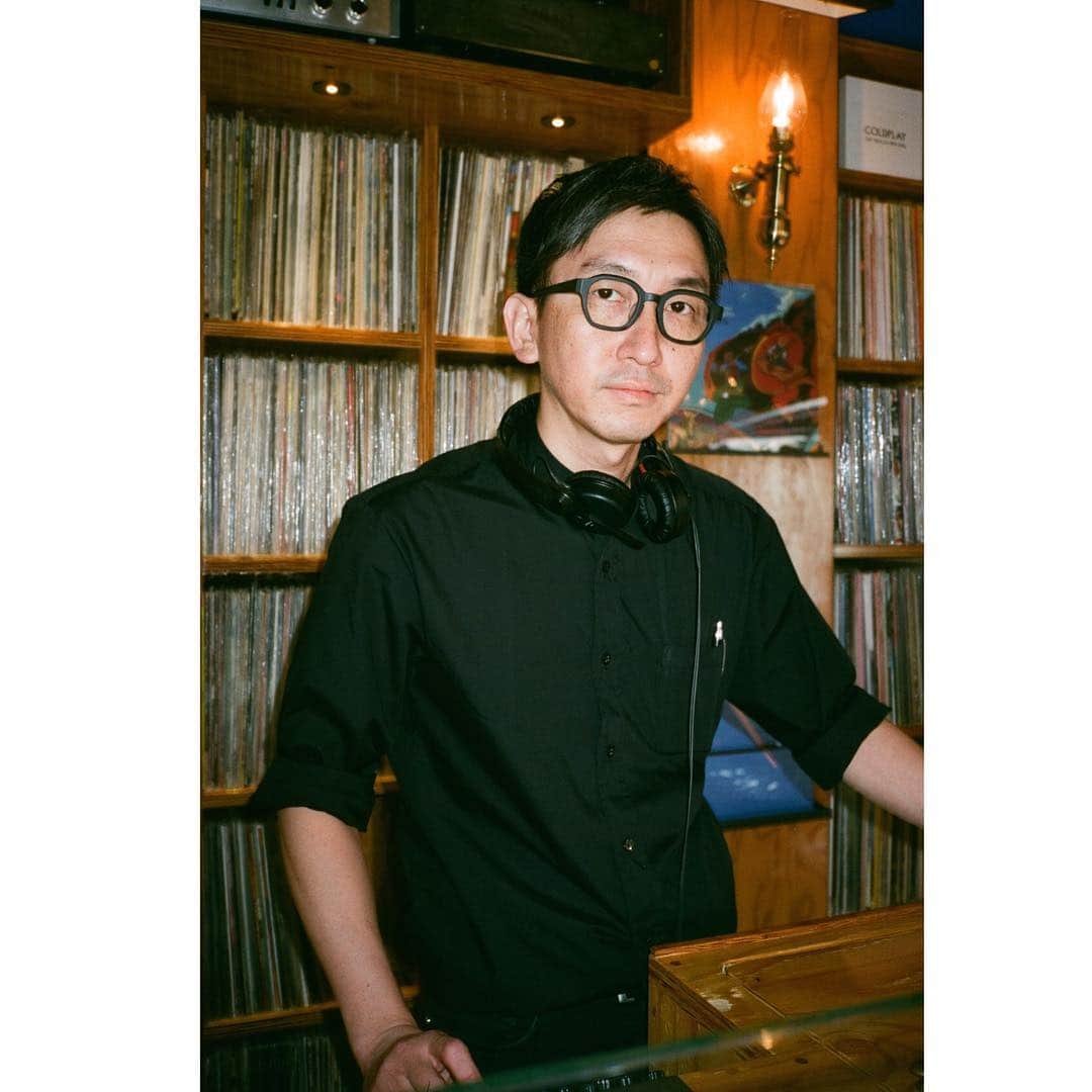 Zoff Officialのインスタグラム：「TOKYO GUIDE MAP EYE am a HERO! . 北郷満春さん/ミュージックセレクター 【銀座_GINZA MUSIC BAR】 . ZN181017_14F1 ¥5,400(税込) . PHOTOGRAPHY 草野庸子 . ジャンルと時代を超えたトリップを銀座の地から . 音楽プロデューサーでありMONDO GROSSOのメンバーとして知られる大沢伸一さんが手がけるミュージックバーが銀座にある。 整った音響設備で毎夜、様々なジャンルを横断するレコードを流し、遊びに来る大人たちを魅了。「銀座ということは意識せず、自分たちの美学を徹底的にお店に投影する。 あとはこの場を自由に解釈して楽しんでもらいたい」とはミュージックセレクターの北郷満春さん。 場所柄、仕事帰りのお客やカップルのみならず１人で訪れるお客が多いというが、皆が皆空間を包む音を堪能している。 音楽のみならず、銀座で10年以上バーテンダーを務める腕利きがお酒を提供。良いお酒と音楽に酔いしれて、トリップしよう。 . GINZA MUSIC BAR / Mr. Osawa Shinichi, known as a music producer and a member of MONDO GROSSO, started a music bar in Ginza. With well equipped sound system, he fascinates visiting adults by playing various genre crossing vinyl records. “We thoroughly project our aesthetics to the store without feeling that we are in Ginza. And I just want people to freely interpret this place and enjoy,” says music selector Mr. Mitsuharu Kitago. Due to its location, customers range from workers on their way home, couples, and even customers visiting alone, but every one of them enjoys the sounds occupying the space. Other than music, an experienced Ginza bartender of over 10 years provides great drinks. Let’s get intoxicated to the great drink and music. . #zoff#fashion#glasses#eye#eyewear#eyewearstyle#new#lens#optical#メガネ#tokyo#tokyoguidemap#eyeamahero」