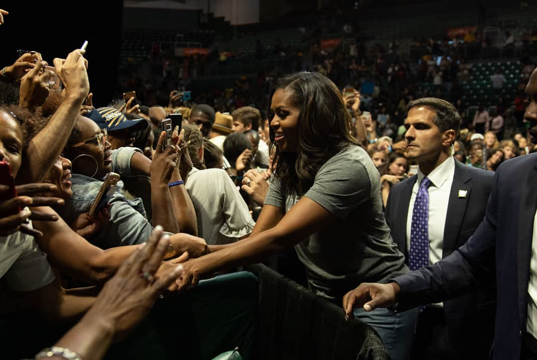 ミシェル・オバマさんのインスタグラム写真 - (ミシェル・オバマInstagram)「Thanks to every single one of you — from Wyoming to Arizona to Tennessee — who joined the @WhenWeAllVote Week of Action, getting our families, friends, and neighbors registered and ready to vote on November 6th. I believe we need to help every single American feel like voting is a part of who they are, in this election and every election. It should feel like we’re speaking up for ourselves and our families and what we believe in.  In these last few weeks before Election Day, let’s all get out there and make sure that everyone we know is voting on behalf of something that feels important to them —a candidate, an issue, a cause. Send them towhenweallvote.org or text WEALLVOTE to 97779 to get started. That’s how we can all do our part. Let’s get to work!」9月29日 7時53分 - michelleobama