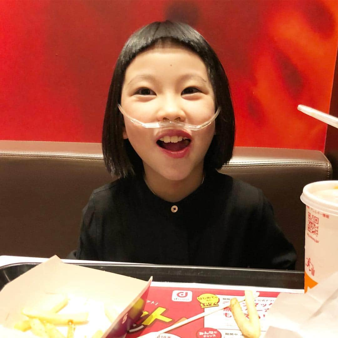 yukiさんのインスタグラム写真 - (yukiInstagram)「#winwin #駆け引き #ネゴ上手 #🍟🍔🥤 #imlovinit #おでこのホクロ #milka おはようございます。 ママ、好きなところみてイイよ！ そのかわり、マック連れてって♡ win-winでHappy💍🍔🍟🥤🛍」9月29日 7時50分 - milkayuki