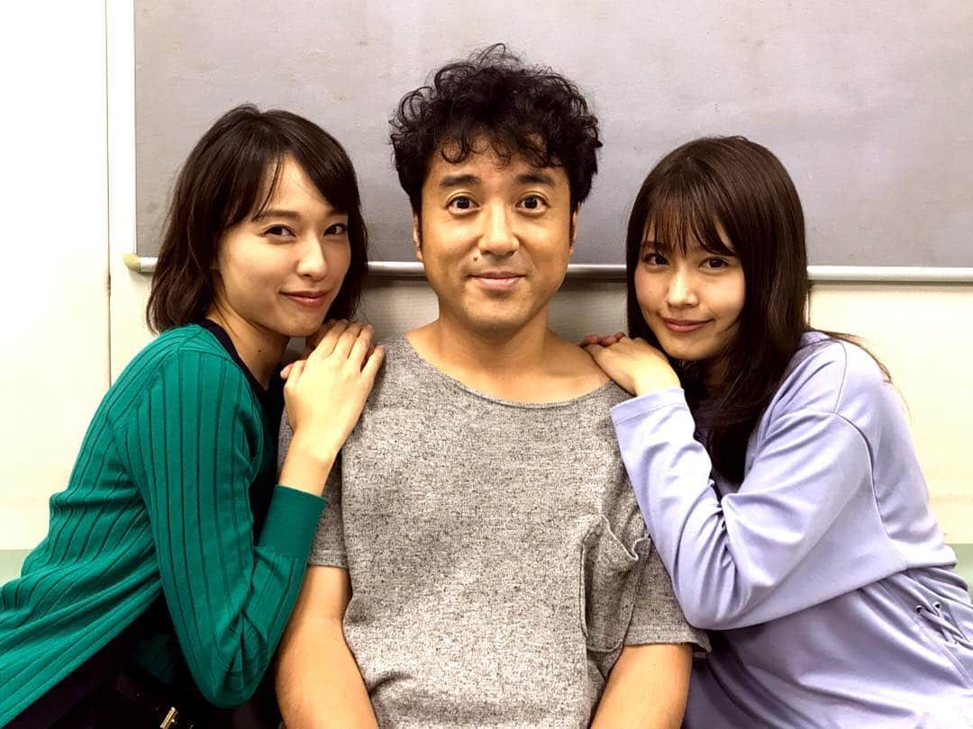 TBS「大恋愛〜僕を忘れる君と」さんのインスタグラム写真 - (TBS「大恋愛〜僕を忘れる君と」Instagram)「奇跡のスリーショットいただきました！！！！ そして、9月30日(日)14時から “大恋愛””中学聖日記””下町ロケット”3ドラマ合同ナビが放送されます！ ぜひ見てください！  #隣のスタジオで撮影してた #中学聖日記  #有村架純 さん #遊びに来てくれました #ムロツヨシ さん #美女に囲まれて #照れてました #大恋愛 #僕を忘れる君と  #戸田恵梨香 #日曜日のお昼はtbs #１話に向けて予習しよう #金曜の夜は大恋愛」9月29日 8時15分 - dairenai_tbs