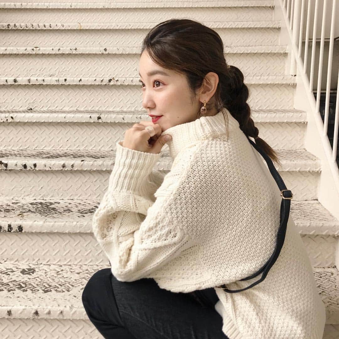 mina hinokuchiのインスタグラム：「. ハイネックのニット着る時は ポニーテールが多い✨ この日は、ポニーテールしてねじねじしただけの簡単アレンジでした♪♪ 今日の新作もめっちゃ可愛くて楽しみ🍁🍂 #whoswhochico #salonbychico #mina_chicode #salonbychico #ルミネ横浜 #ポニーテール #ケーブルニット」