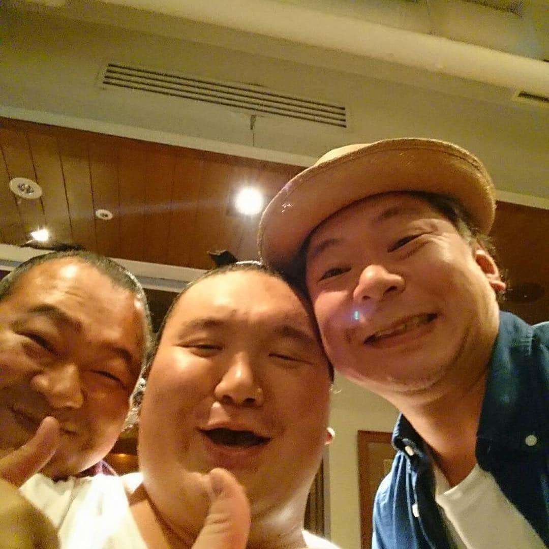 豊ノ島大樹さんのインスタグラム写真 - (豊ノ島大樹Instagram)「先日お祝いの席で横綱白鵬関に「おめでとう」とハグをしてもらいました❗️ すごく懐かしい感じがしてなんといっても大きく感じた❗️ 耳元で「豊❗️まだ頑張ろう❗️」と一言❗️ 涙が止まりませんでした❗️ 怪我する前は当たり前のように対戦してたけど、また横綱と対戦したい❗️ そして勝ちたい❗️ そう思えた夜でした❗️ 2枚目は入江軍団の皆さん❗️ おしまい。  #豊ノ島 #白鵬関 #鈴木おさむさん #入江軍団 #俺の入江軍団の扱い雑 #みんないい人 #入江さんうちの娘と親友」9月29日 9時23分 - toyonoshima_daiki