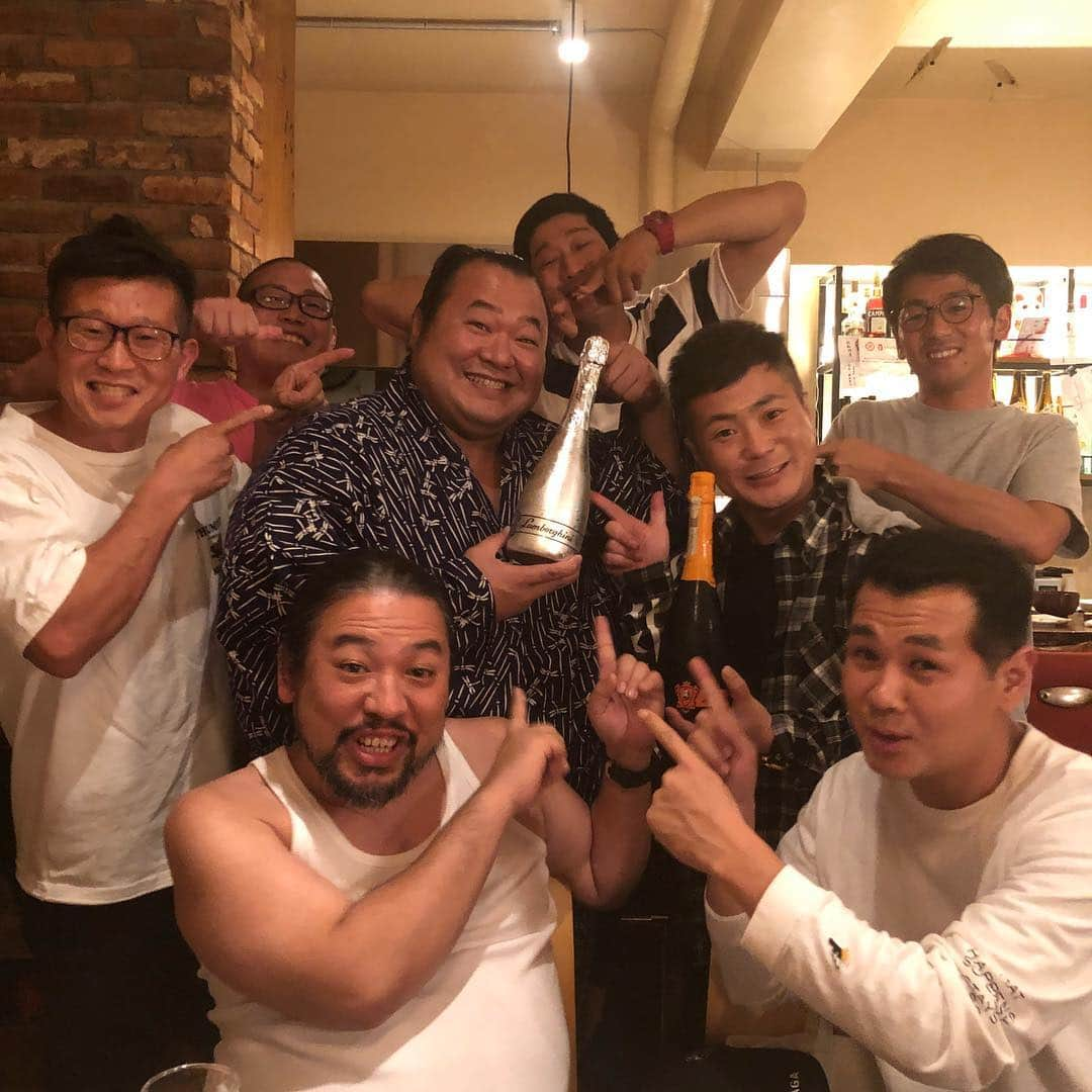 豊ノ島大樹さんのインスタグラム写真 - (豊ノ島大樹Instagram)「先日お祝いの席で横綱白鵬関に「おめでとう」とハグをしてもらいました❗️ すごく懐かしい感じがしてなんといっても大きく感じた❗️ 耳元で「豊❗️まだ頑張ろう❗️」と一言❗️ 涙が止まりませんでした❗️ 怪我する前は当たり前のように対戦してたけど、また横綱と対戦したい❗️ そして勝ちたい❗️ そう思えた夜でした❗️ 2枚目は入江軍団の皆さん❗️ おしまい。  #豊ノ島 #白鵬関 #鈴木おさむさん #入江軍団 #俺の入江軍団の扱い雑 #みんないい人 #入江さんうちの娘と親友」9月29日 9時23分 - toyonoshima_daiki