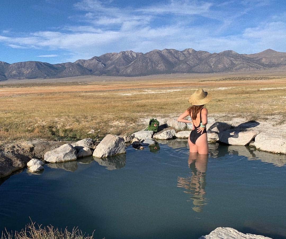 キャサリン・C・ヒューズのインスタグラム：「🌤🌲⛺️🐄」
