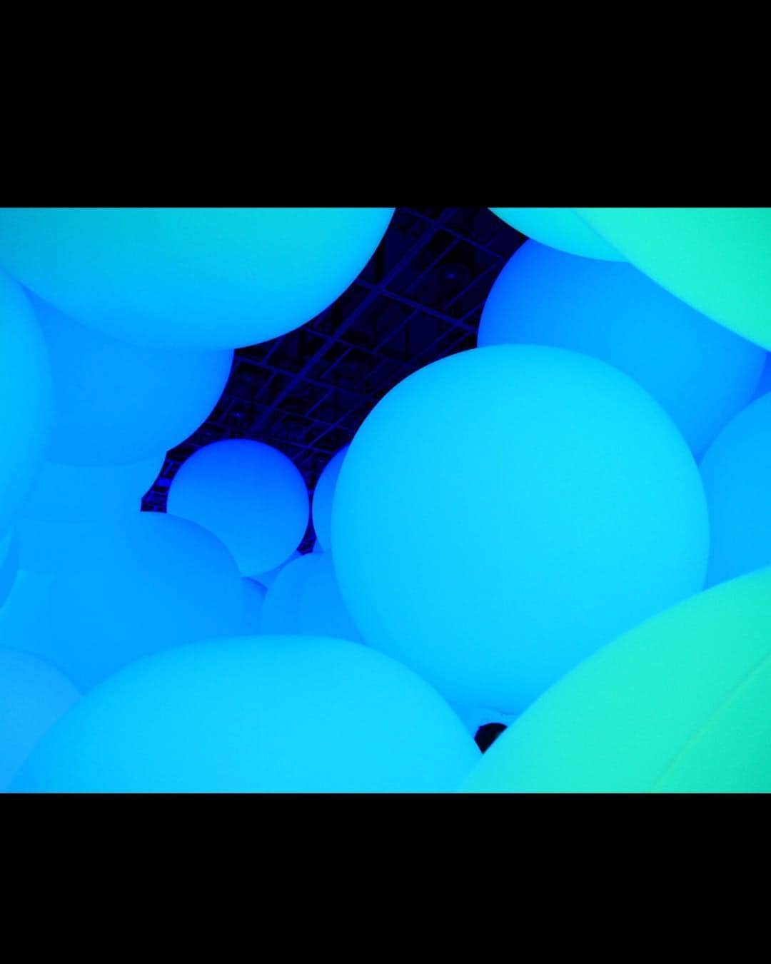 柚月美穂のインスタグラム：「#randompic . . . 大好きなTeamLab.  part3 . . 【Expanding Three-dimensional Existence in Intentionally Transforming Space - Free Floating, 12 Colors】 . . ~人々がかき分けたり 叩いたりして衝撃を受けると 色を変化させ 色特有の音色を響かせる。 近くの球体から 3次元方向に連続的に呼応し 同じ色になり同じ音色を響かせていく~ . .  油断していると挟まれます。😤😤😤 . . #teamlab  #teamlabplanets #チームラボ #チームラボプラネッツ #豊洲 . #📷 #camera #LUMIX #gh4 #LENS#Leica #12mm #60mm #24mm #120mm」