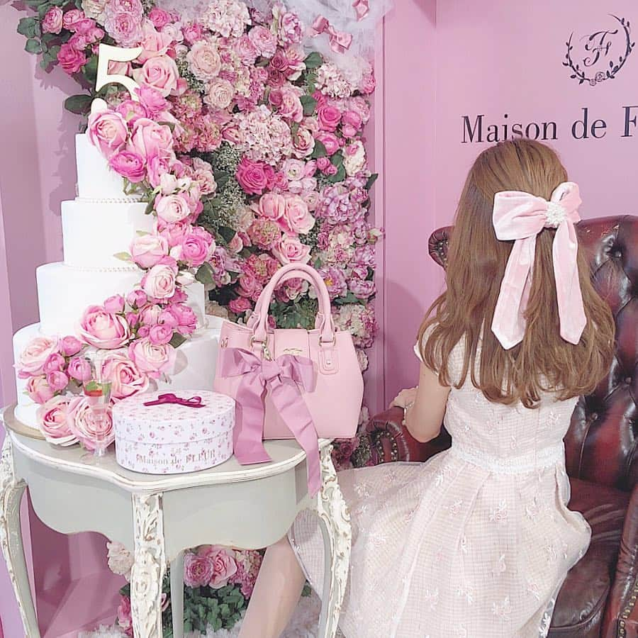 Isakoさんのインスタグラム写真 - (IsakoInstagram)「. Love my Maison de FLEUR❤️ Happy 5th Birthday 🎂 . . 昨夜は大好きなメゾンドフルールのPre-partyへ🎀 きっとピンクがいっぱい💫だと思って ピンクなコーデで行きました👗 . リボンバレッタ @rasmile_official  ワンピース @cherryann_official  バッグはもちろん @maisondefleur_press 💓 . こんなにも女の子をときめかせるブランドって中々ないです。きっと一生大好きだし、メゾンドフルールみたいな女の子になりたいな...💕 . . . . #maisondefleur #メゾンドフルール　#maisondefleur5bd #party #5周年 #ribbon #pink #rose #flowers #barrette #pinklover #pinklovers」9月29日 11時02分 - ichaaako