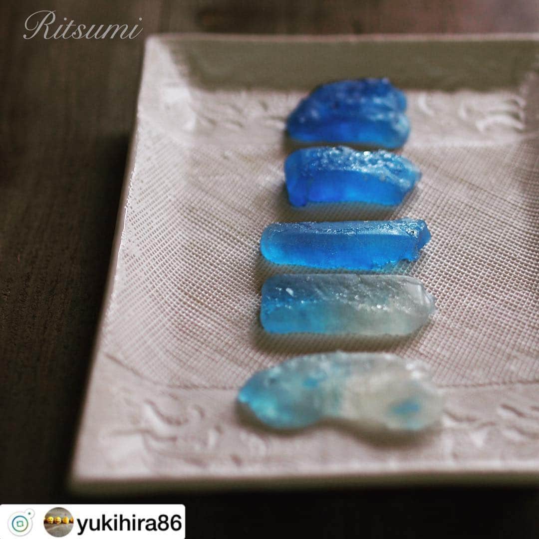 スピルリナのDICライフテック株式会社さんのインスタグラム写真 - (スピルリナのDICライフテック株式会社Instagram)「@yukihira86 さま、リポストです😊✨ . 透明感のあるブルーの琥珀糖、濃淡でグラデーションになっていてとってもキレイですね💙✨💙 . まさに海と空、キラキラしていてうっとりします😍💎✨💎✨ . ステキな作品にリナブルーをご活用いただき、感謝しています😆🙌🏼🎶💙 . . #琥珀糖 #和菓子 #手作り和菓子 #スピルリナ #スーパーフード #spirulina #wagashi #kohakutou . . ↓ .  Japanese  Sweets  海と空をイメージした コハク糖 ＃フード #コハク糖 #日本の和菓子 #スイーツ #海 #空 #リナブルー #手作り #food #japanesesweets #sweets #sea #sky #handmade #linablue」9月29日 22時40分 - dic_spirulina
