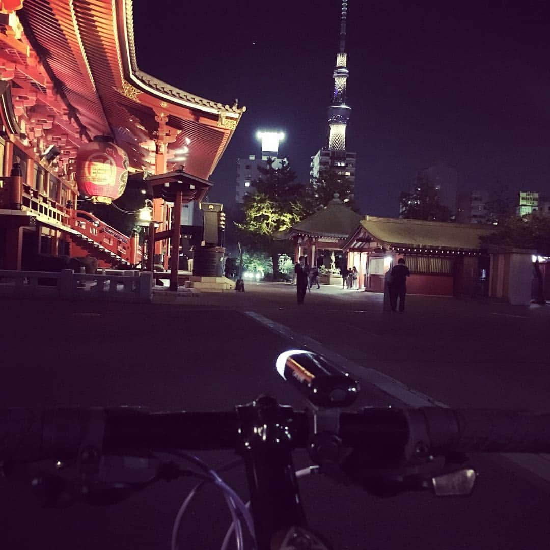 のインスタグラム：「夜のサイクリング🚴‍♀️ #asakusa #skytree #crossbike #custom #cycling #japan #fitness  #trip #niceview #beautiful #model  #japanesemodel  楽しすぎ✨ クロスバイク乗ってます。」