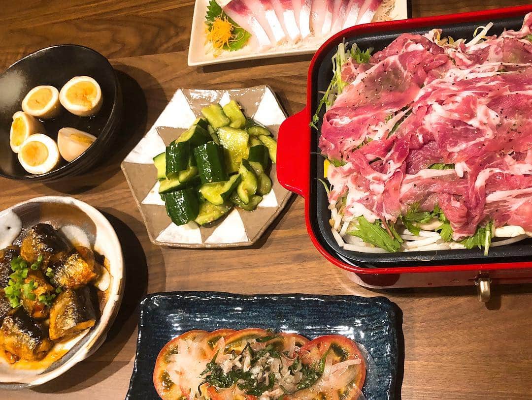 近藤千尋のインスタグラム：「今日もお友達が来てくれたので うちごはん😘 ひーぼぉくんが居ないから 寂しいだろうって来てくれる😭❤️笑 ホットプレート大活躍🤣 秋刀魚が美味しすぎました🐟 #ブルーノ #太田家飯でございます」