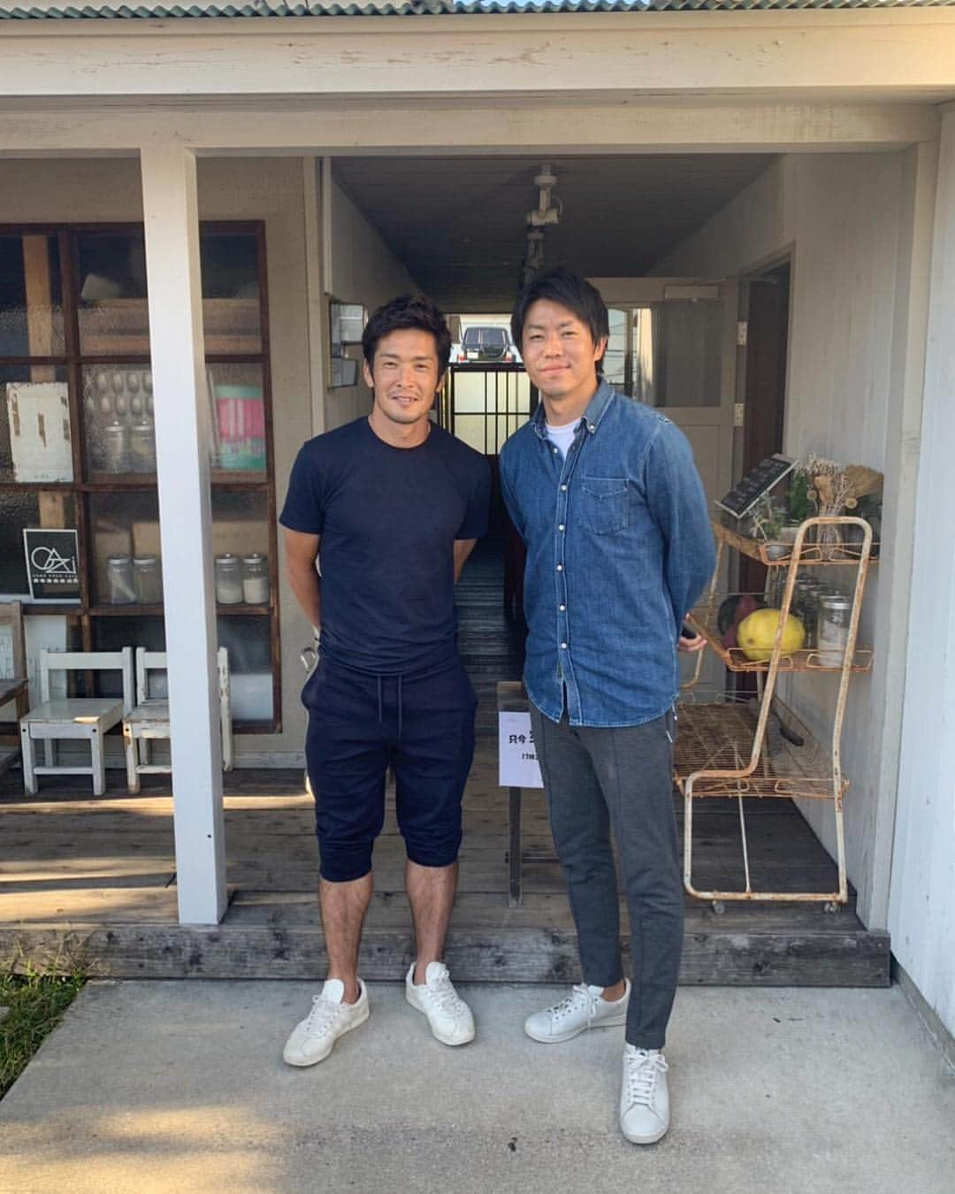 新井場徹さんのインスタグラム写真 - (新井場徹Instagram)「店員さん。 しっかり働いてる風でした。 #加地亮#店員さん#同級生#サイドバック友達 #カジカフェ#箕面#アサンプション国際#近く #ガンバ大阪#ファジアーノ岡山#淡路島 #スムージー美味しかったです」9月29日 21時30分 - araiba007