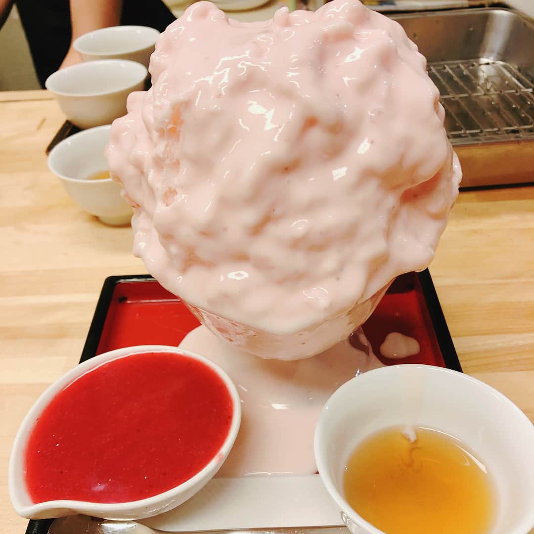 南沢奈央さんのインスタグラム写真 - (南沢奈央Instagram)「おそらく、今年最初で最後のかき氷。 秋らしく。 わたしは「秋桜」という名の、いちごヨーグルトのかき氷を。 母は、かぼちゃのかき氷を。 母もわたしも、最終兵器を使って完食。(というか、飲み切りました)」9月29日 22時05分 - naominamisawa_official