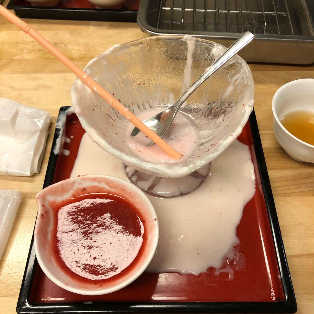 南沢奈央さんのインスタグラム写真 - (南沢奈央Instagram)「おそらく、今年最初で最後のかき氷。 秋らしく。 わたしは「秋桜」という名の、いちごヨーグルトのかき氷を。 母は、かぼちゃのかき氷を。 母もわたしも、最終兵器を使って完食。(というか、飲み切りました)」9月29日 22時05分 - naominamisawa_official