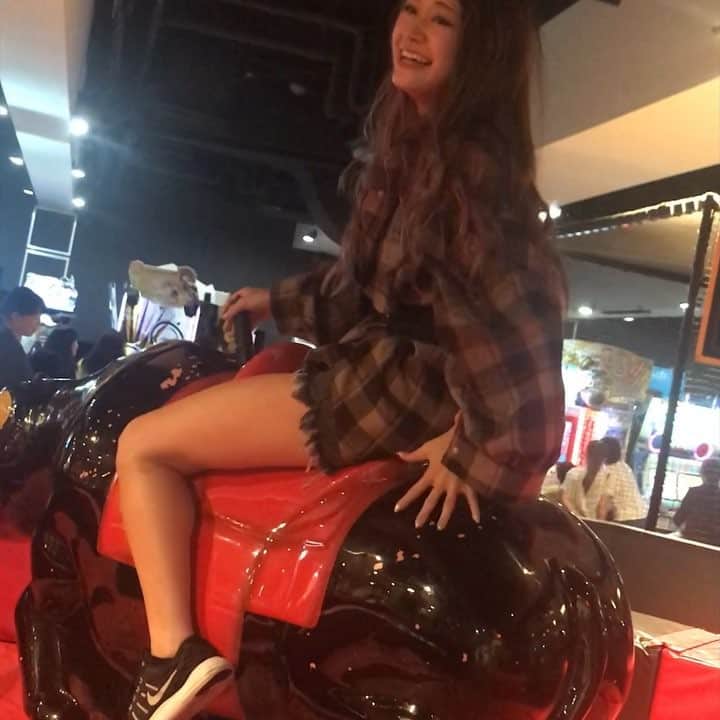 Caratのインスタグラム：「DJ Monaの誕生日🎂ということで、メンバー全員でスポッチャへ行ってきました！！ロデオに乗った時のCaratメンバーをおすそ分け🙆‍♀️✨ . 優雅なRisa（ @risa_carat ） 乗る前から落ちるRina（ @rina_carat ） 意外に一番上手いYume（ @yume_carat ） ヘルメット⛑吹っ飛びこけるMona（ @mona_carat ） . #最初に必ず皆こける #笑」