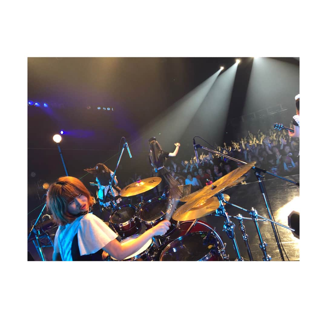 廣瀬茜さんのインスタグラム写真 - (廣瀬茜Instagram)「2018.9.28 WORLD DOMINATION TOUR 2018-2019【侵略】@Zepp Nagoya . Zepp Nagoyaには、高校2年生の時にORANGE RANGEのライブを観に友達と2人で遠征して、上手側の最前列だったのが嬉しくて感動のあまり騒ぎ狂ってしまい、翌日1限目から体育の授業があるにも関わらず全身筋肉痛で全く動けなかったという思い出があります。笑 . 会場リハの時に、フロアで当時自分が立っていたであろう場所に立ってステージを見上げてみたのですが、今日は自分がこのステージでドラムを叩くんだって考えたら感慨深過ぎた…！！ . やはり自分が遊びに行ってたライブハウスやフェスなどの憧れのステージに立つのはとても嬉しい事😭✨ . 次はSOLD OUTでZepp Nagoyaに堂々と帰って来たい！！！！！ . (※写真がほぼ変顔しかないので内容薄れてすみません。)」9月29日 21時51分 - akane_bandmaid