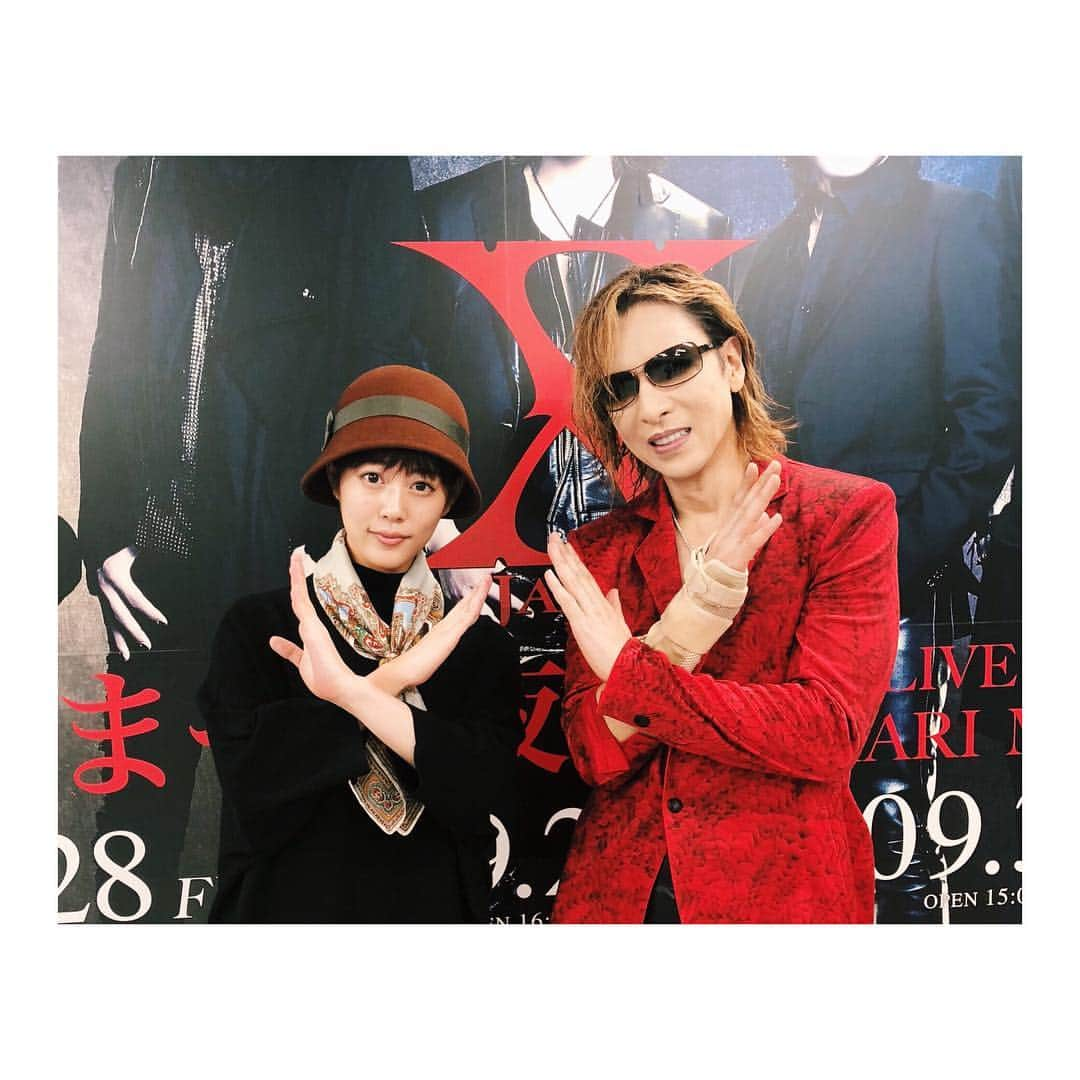 高畑充希さんのインスタグラム写真 - (高畑充希Instagram)「YOSHIKIさんと。エッックス！ 💃🕺👯‍♀️👯‍♂️ 生でのパフォーマンス 最高過ぎて血が湧きました。  あんな風に、 観ている側が興奮のその先を体験できるような。 そんなパフォーマンスが出来る人にいつかなりたいな。って。  #初対面 #緊張で顔ガチガチ #上手く笑えず撃沈📸笑  ライブ誘ってくださり、本当にありがとうございました！」9月29日 23時02分 - mitsuki_takahata