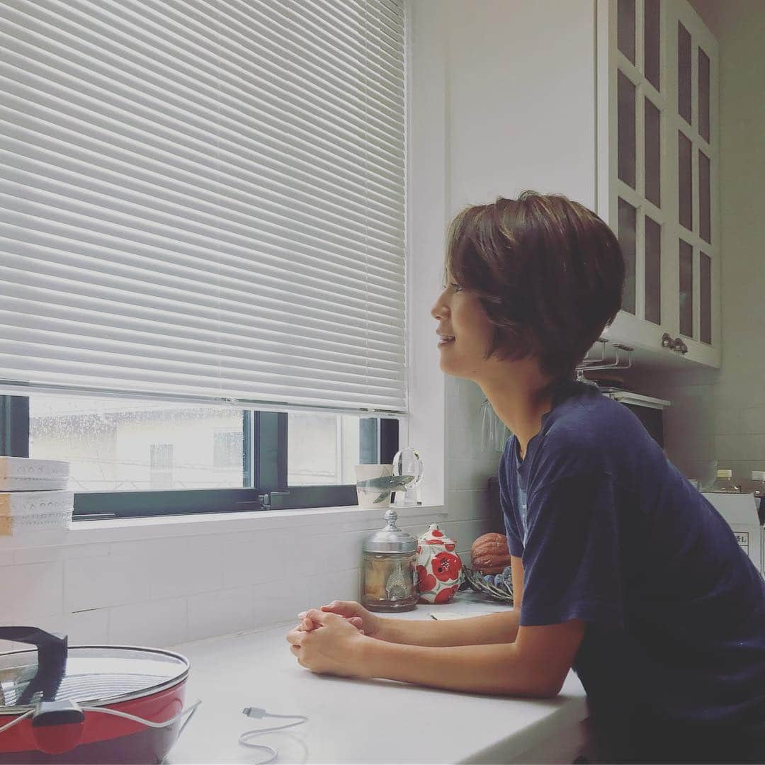 和田明日香さんのインスタグラム写真 - (和田明日香Instagram)「まだパジャマ…。こんなに雨が降っちゃったら、金木犀がたのしめないじゃないか。台風、気をつけましょね。」9月29日 13時50分 - askawada