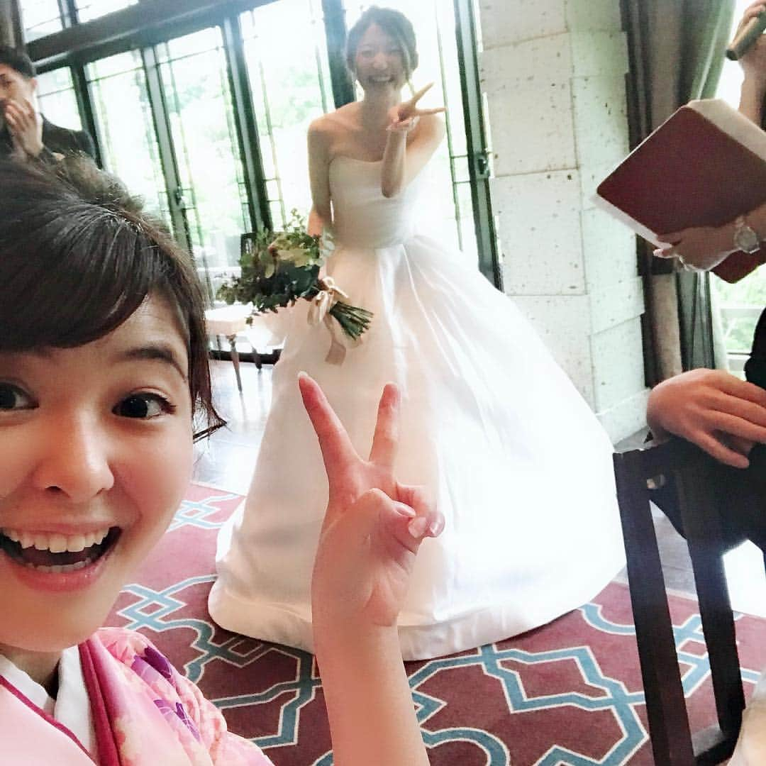 高橋絵理さんのインスタグラム写真 - (高橋絵理Instagram)「ともかHAPPY WEDDING★ 15年来の友人の結婚式。 高校時代、妹的存在だったともかが、いつの間にかお姉さんになってました(´；ω；`) 違う大学なのに、大学に入ってからもたくさん遊んだね。 シングルベッドでともかなおえりでギュウギュウで寝たあの日が懐かしいよ。 お得意の花嫁バック自撮りも撮りました📸  気づいたら花嫁笑ってくれていい写真になるのでおススメ😂笑  いつまでもお幸せに٩(๑❛ᴗ❛๑)۶ #happywedding  #母の振袖」9月29日 14時09分 - erieri1110