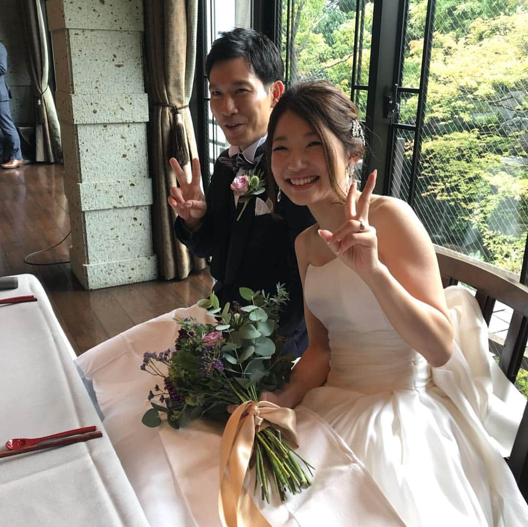 高橋絵理さんのインスタグラム写真 - (高橋絵理Instagram)「ともかHAPPY WEDDING★ 15年来の友人の結婚式。 高校時代、妹的存在だったともかが、いつの間にかお姉さんになってました(´；ω；`) 違う大学なのに、大学に入ってからもたくさん遊んだね。 シングルベッドでともかなおえりでギュウギュウで寝たあの日が懐かしいよ。 お得意の花嫁バック自撮りも撮りました📸  気づいたら花嫁笑ってくれていい写真になるのでおススメ😂笑  いつまでもお幸せに٩(๑❛ᴗ❛๑)۶ #happywedding  #母の振袖」9月29日 14時09分 - erieri1110