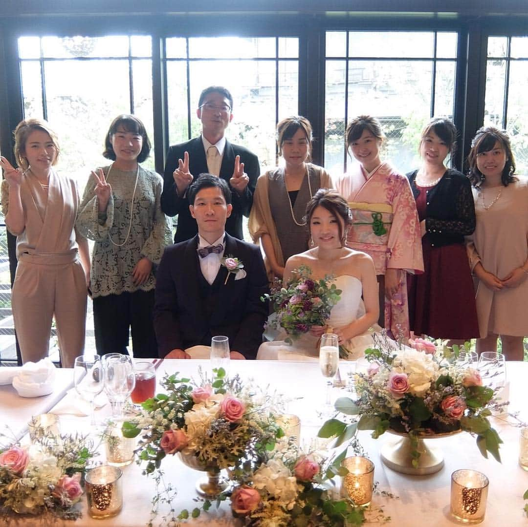 高橋絵理のインスタグラム：「ともかHAPPY WEDDING★ 15年来の友人の結婚式。 高校時代、妹的存在だったともかが、いつの間にかお姉さんになってました(´；ω；`) 違う大学なのに、大学に入ってからもたくさん遊んだね。 シングルベッドでともかなおえりでギュウギュウで寝たあの日が懐かしいよ。 お得意の花嫁バック自撮りも撮りました📸  気づいたら花嫁笑ってくれていい写真になるのでおススメ😂笑  いつまでもお幸せに٩(๑❛ᴗ❛๑)۶ #happywedding  #母の振袖」