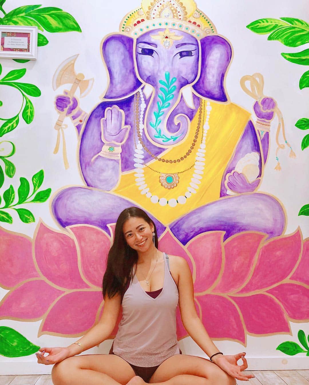 西田有沙のインスタグラム：「大好きなガネーシャ様🧘🏻‍♀️🐘❤️ @lilylotusclothing #hawaii #ganesa #yoga #yogi #peace #love #practice」