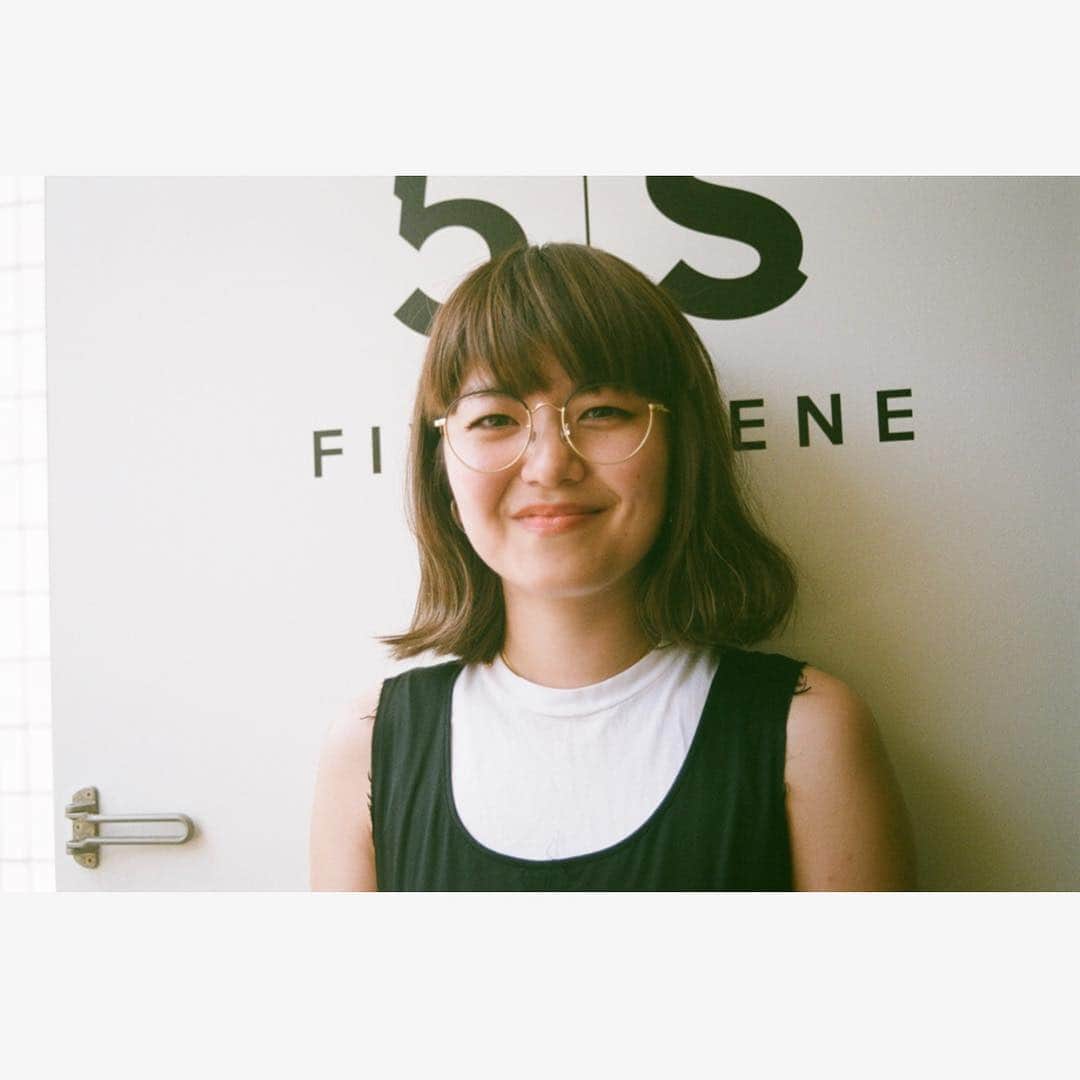 Zoff Officialのインスタグラム：「TOKYO GUIDE MAP EYE am a HERO! . 儘田千里さん/オーナー 【青山/FIVE SCENE】 . ZK182008_14E1 ¥9,720(税込) . PHOTOGRAPHY 草野庸子 . ハイソな街の中でもリラックスできる店を . 高級ブティックが立ち並ぶ表参道・青山エリアの路地裏に店をかまえるFIVE SCENE。 元々大手美容室で十数年勤めてきた代表の加藤氏が、自分たちの技術を高めるお店を作るべく2015年に立ち上げた。 「儘田は若い人のボブスタイルが得意、私は壮年の方まで担当するといった具合に、4人のスタイリストの異なる個性が合わさることで、店に価値が生まれる。 五感が刺激される店でありたい」と語る。 「場所柄敷居の高さを感じる人も多いので、緊張をほぐして、新しいヘアアレンジを提案できたら」とはスタイリストの儘田千里さん。 ハイソな街のムードと調和しながらも、温かみのある店づくりができているから、リピーターが絶えないのだ。 . FIVE SCENE / FIVE SCENE operates in the back street of Omotesando/Aoyama area where many luxury boutiques stand. Mr. Kato, the representative of FIVE SCENE, worked for a major salon for over 10 years, started this salon in 2015 to improve their skills. He states that “Ms. Mamada is good at creating bob hair style for young people, I do hair styling for young and matured people. As you can see, by combining different originalities of four stylists, we believe that our salon becomes valuable. I want this salon to be a place that stimulates customer’s five senses.” Stylist Ms. Chisato Mamada says, “Many customers may feel hesitated because of the area that we have our salon in, but I want this salon to be able to ease their tension and suggest new ways of hair styling.” They have endless repeat customers because they are able to build warm store environment while harmonizing with the mood of high class town. . #zoff#fashion#glasses#eye#eyewear#eyewearstyle#new#lens#optical#メガネ#tokyo#tokyoguidemap#eyeamahero」