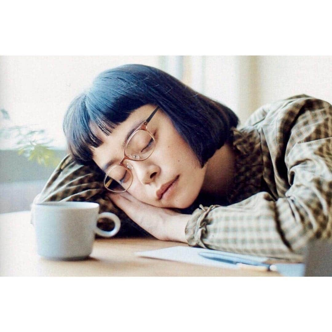 Kanocoさんのインスタグラム写真 - (KanocoInstagram)「【 リンネル 11月号 】 - 暮らしに寄り添うメガネ - 変形しにくいメガネは、 秋のうたた寝にピッタリです。 ぜひ見てみてください🤓 #リンネル #眼鏡市場」9月29日 16時13分 - kanococo