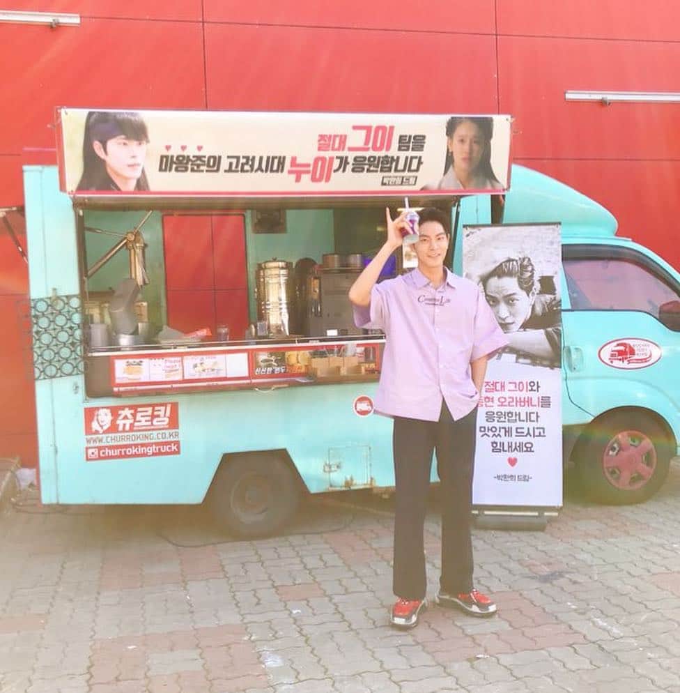 ホン・ジョンヒョンさんのインスタグラム写真 - (ホン・ジョンヒョンInstagram)「고려시대 누이가 커피차를 보내며 응원해줬다☺️ @phh1013 고마워! #절대그이 #마왕준에게 #왕은사랑한다 #왕단이」9月29日 16時43分 - hjonghyun