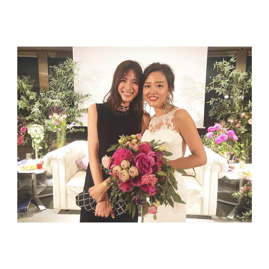 笹川友里さんのインスタグラム写真 - (笹川友里Instagram)「先日、大切な友人が結婚しました✨ いつもに増して笑顔がキラキラに輝く 綺麗な彼女の姿を一目見て、 最高の旦那さんに出逢えたのだと感じました。 本当に本当におめでとう‼️ 益々幸せになってね🙏✨ #阿部優貴子 #結婚式 #おめでとう #同期 #美しすぎる花嫁」9月29日 17時10分 - sasagawayuri
