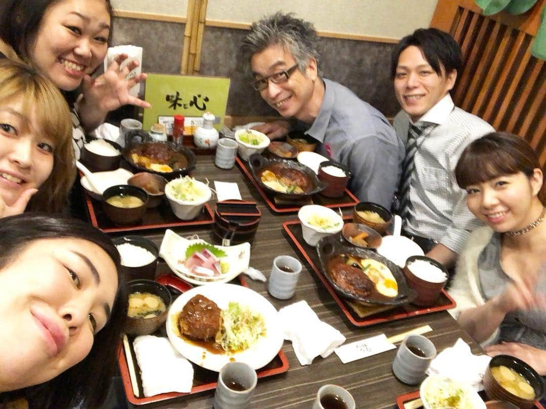 前田まみさんのインスタグラム写真 - (前田まみInstagram)「#爆笑族 #おかけんた にいさんのランチ会😋 #ワイワイ楽しい時間🌈 #食後に豆乳ソフトクリームまで🍦 #ご馳走さまです☺️✨ #ぢゃいこ ねえさん #紅しょうが稲田 ちゃん #紅しょうが熊本プロレス  ちゃん #前田まみ #そしてシュッとした社員さんのときさん #けんたにいさん#いえけんた先生いつもありがとうございます🤗 #ええ声ー🗣 #ええ声音楽学校」9月29日 17時30分 - koromami24