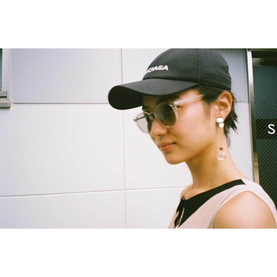 芳根京子さんのインスタグラム写真 - (芳根京子Instagram)「この日は暑かったねぇ。 ぷらぷらお散歩☺︎ #film  #同じ事務所 #同い年」9月29日 17時49分 - yoshinekyoko