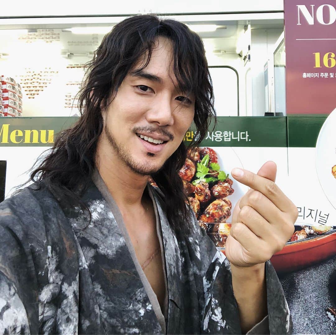 ユ・ヨンソクのインスタグラム：「경호형님 고마워요~❤️ 잘먹었습니당!」