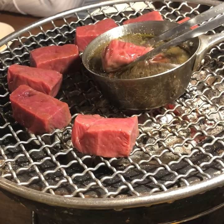 ほねつきかるべのインスタグラム：「・🍖 【にくがとう33895】さんにて 『和牛赤身ロック』。 先日六本木ヒルズにも進出したにくがとうさんへ！ 特製のガーリックバター醤油に何度もつけて焼き上げる和牛赤身ロック✨ ≫≫≫≫≫ #焼肉#三田#にくがとう #和牛#赤身肉#29の日#肉の日 #一寸先はyummy」