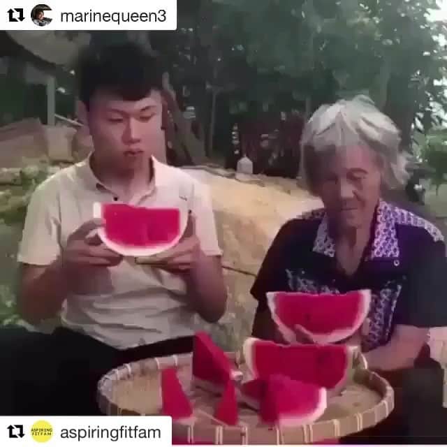 tegopoのインスタグラム：「今週のテポスト﻿﻿﻿ 1..2..3..キーン。﻿ ﻿﻿﻿ #Repost させて頂きます。﻿﻿﻿ aspiringfitfam ﻿﻿様﻿ ﻿ #若い者には負けない #早食い競争 #おもしろ動画 #大食い #早食い #チャレンジ #スイカ #すいか #動画 #おばあちゃん #若い者に負けない #面白動画 # 面白動画 #かっこいい」