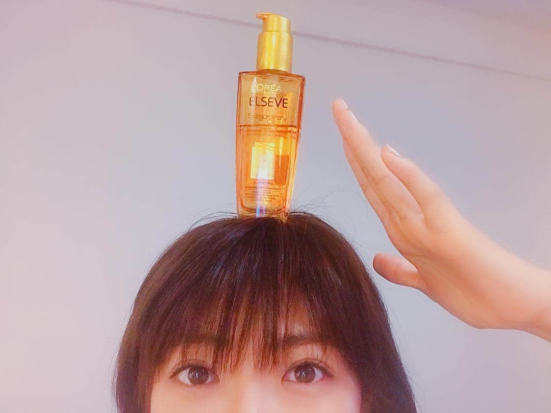 わちみなみのインスタグラム：「雨が続いてか？なんだかモロッカンオイルがちょっとだけ重たくなってきてたので😼﻿ ﻿ 最近はロレアルのエクストラオーディナリーオイルにしてみているよ！﻿ ﻿ これももっちり系だけど、そんなに重たくなくて、﻿ ﻿ わたしは髪の毛が乾燥しやすいので、いいかんじ☺️﻿ ﻿ メイクさんが使っていたミシックオイルも絶対買う！いい匂いなんだあ🏵🌟﻿ ﻿ #ロレアル #オイル #ヘアケア #わちみなみ」
