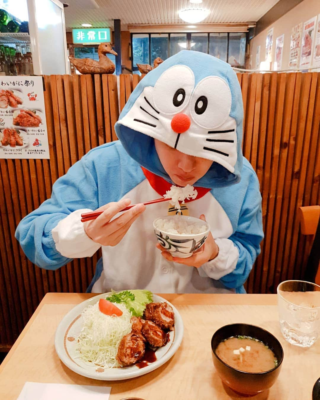 ヒチョルさんのインスタグラム写真 - (ヒチョルInstagram)「美味しいトンカツ🐖🍽😋 #新宿 #ドラえもん」9月29日 19時22分 - kimheenim