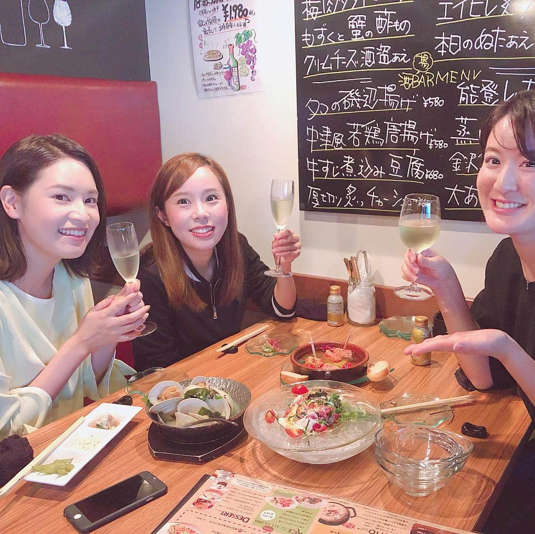 馬場ももこさんのインスタグラム写真 - (馬場ももこInstagram)「金曜、急遽飲み会決まると﻿ テンションあがるよね〜🤩🤩🤩﻿ ﻿ 同期よ後輩よ。ありがとう☺️❤️🍷﻿ @satake_miki  @aitokumae ﻿ #同期#後輩#アナウンサー#楽しい#花金#日常#Q#🍷#🍾#ブレたのも載せるわ笑」9月29日 19時31分 - momoko.baba