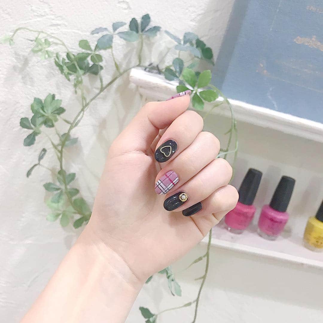 向井地美音さんのインスタグラム写真 - (向井地美音Instagram)「* ダスティーピンクのチェック柄 可愛すぎませんか🙆‍♀️ #nails #handnail」9月29日 19時32分 - ___mion.m