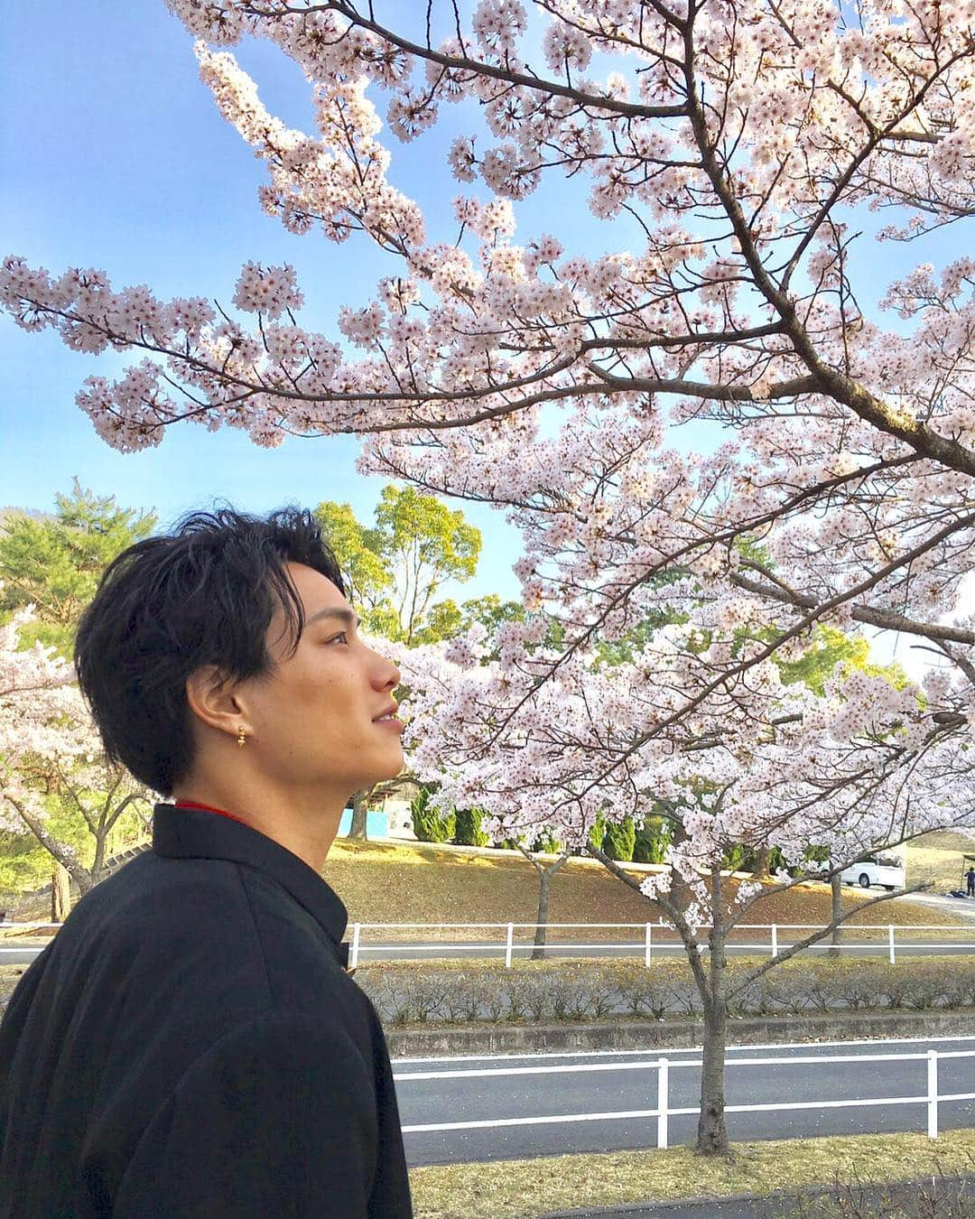 鈴木伸之さんのインスタグラム写真 - (鈴木伸之Instagram)「PRINCEOFLEGEND 放送日近づいてきました‼︎✨ まだ撮影中は桜の季節🌸 懐かしいなあ！ いろんな思い出があります😙」9月29日 20時33分 - nobuyuki_suzuki_official