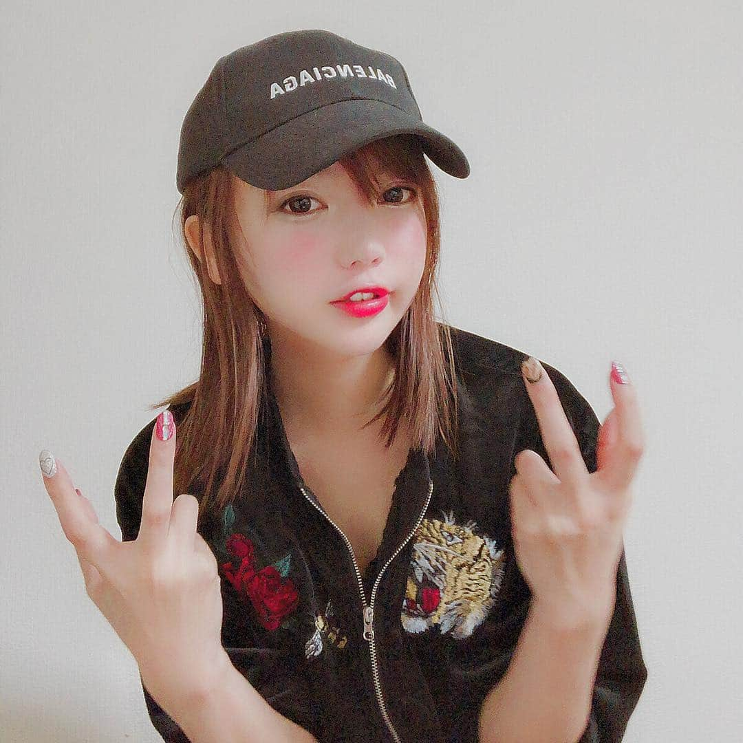 鎌田紘子さんのインスタグラム写真 - (鎌田紘子Instagram)「プレゼントで貰ったー🧢ィェィ 手がブレてる  #balenciaga #バレンシアガキャップ #バレンシアガ #虎刺繍 #薔薇刺繍 #🐅 #🌹」9月29日 20時38分 - hirokokamata12