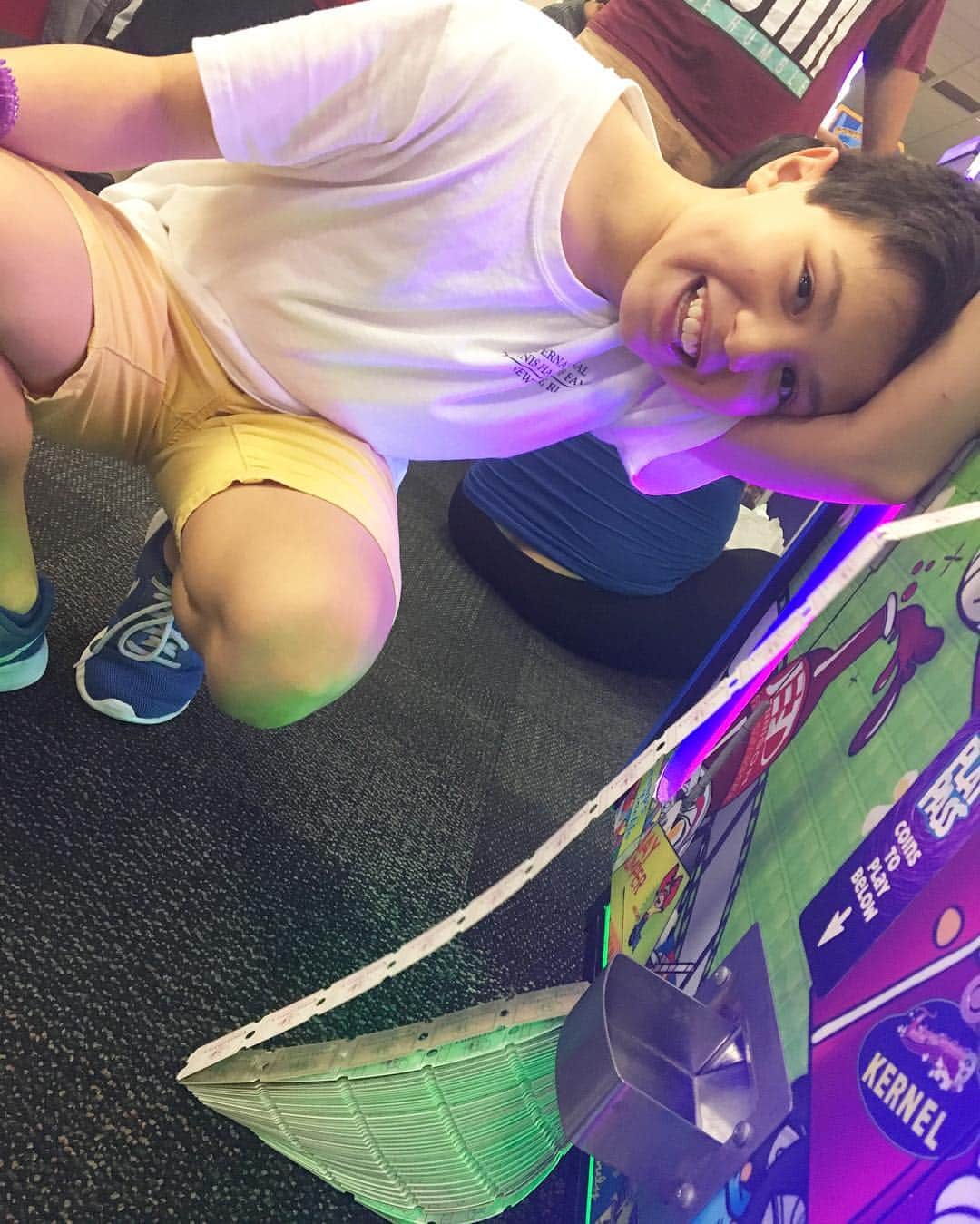 バイリンガル3兄妹のインスタグラム：「@chuckecheeses 何年か前のグアム旅行の動画にもでて来たけど ・ チャッキーチーズっていうゲームセンターみたいなところ。 ・ 最初にゲームをするためのポイントを買うんだけど ($20で100ポイントとかその位) ↓ その1ポイントで1回ゲームができて ↓ ゲームの得点によりこの紙のポイントがもらえて ↓ 最後にこのポイントと景品が交換できる仕組み。 (100枚で1ドル分相当にしかならないけど) ・ というわけでみんなこの紙のポイントを紙袋にたくさん集めていくんだけど ・ 空雅氏。 1度に200枚当たってながーい紙が出てきたところ😂 ・ 嬉しそう。 10歳になってももちろん嬉しいんです😂 ・ ・ #chuckecheeses  #アメリカ生活 #空雅 #10歳 #小5男子 #バイリンガル3兄妹」