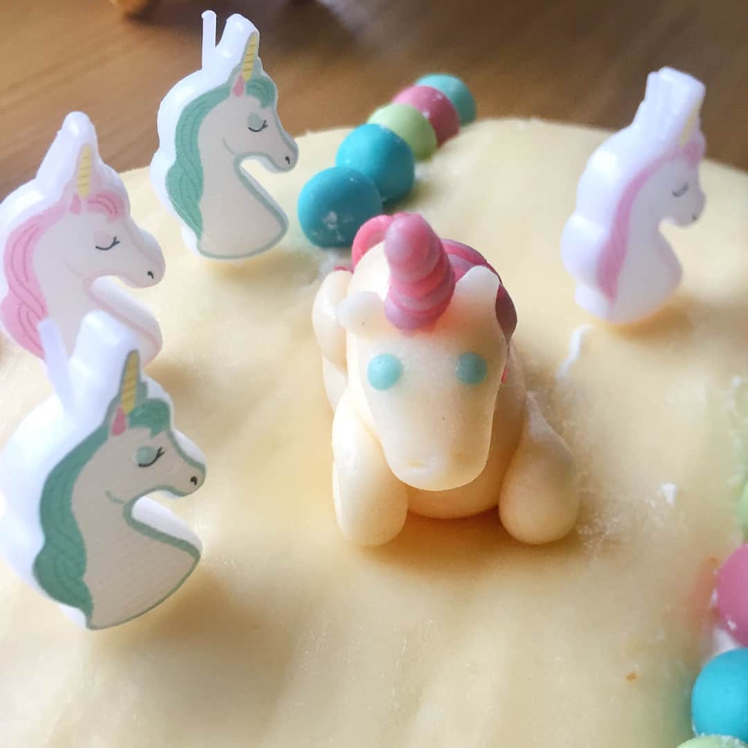 Ida Froskさんのインスタグラム写真 - (Ida FroskInstagram)「Current level of food arting: Marzipan unicorn making for family birthday cake! 🦄😋」9月29日 23時10分 - idafrosk