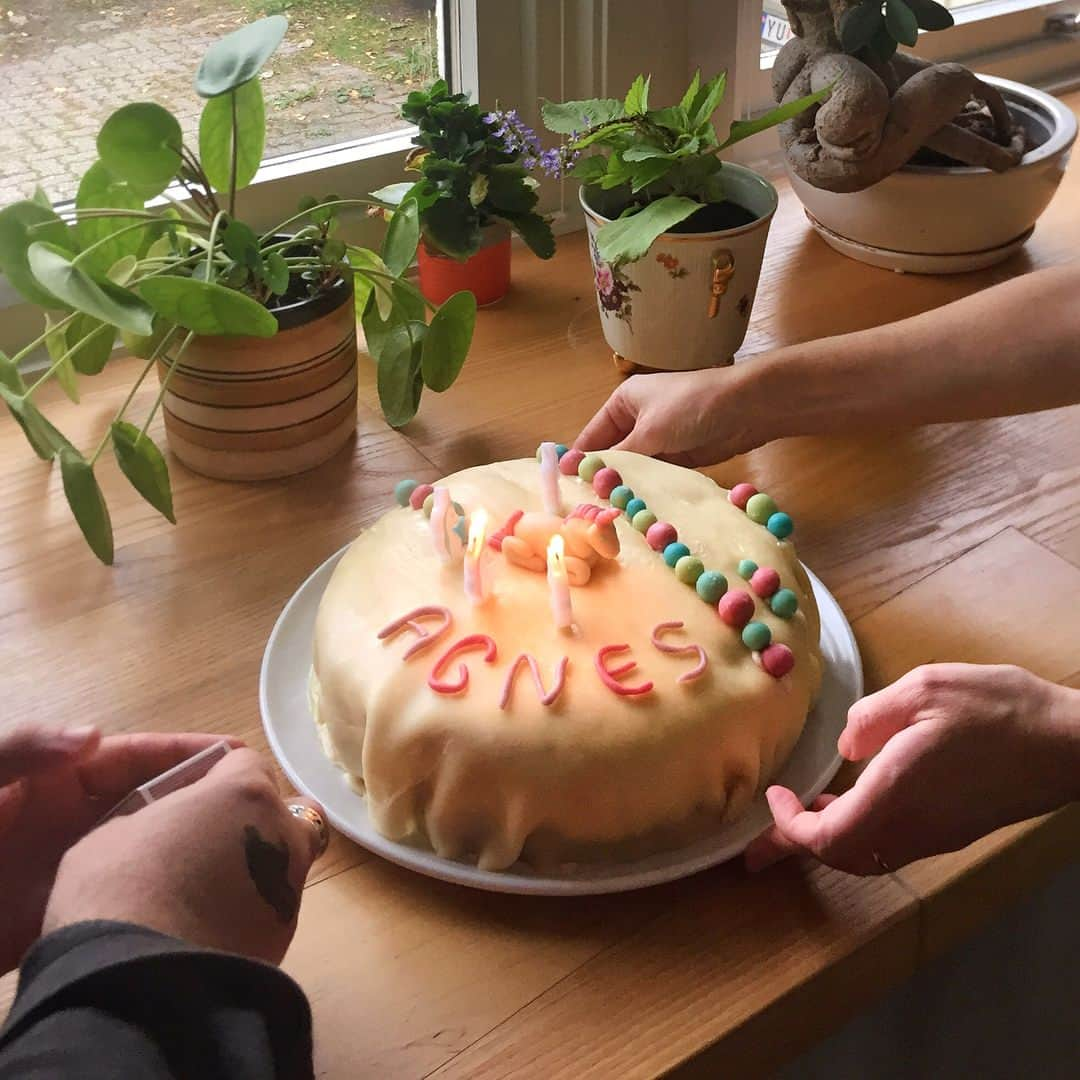 Ida Froskのインスタグラム：「Current level of food arting: Marzipan unicorn making for family birthday cake! 🦄😋」