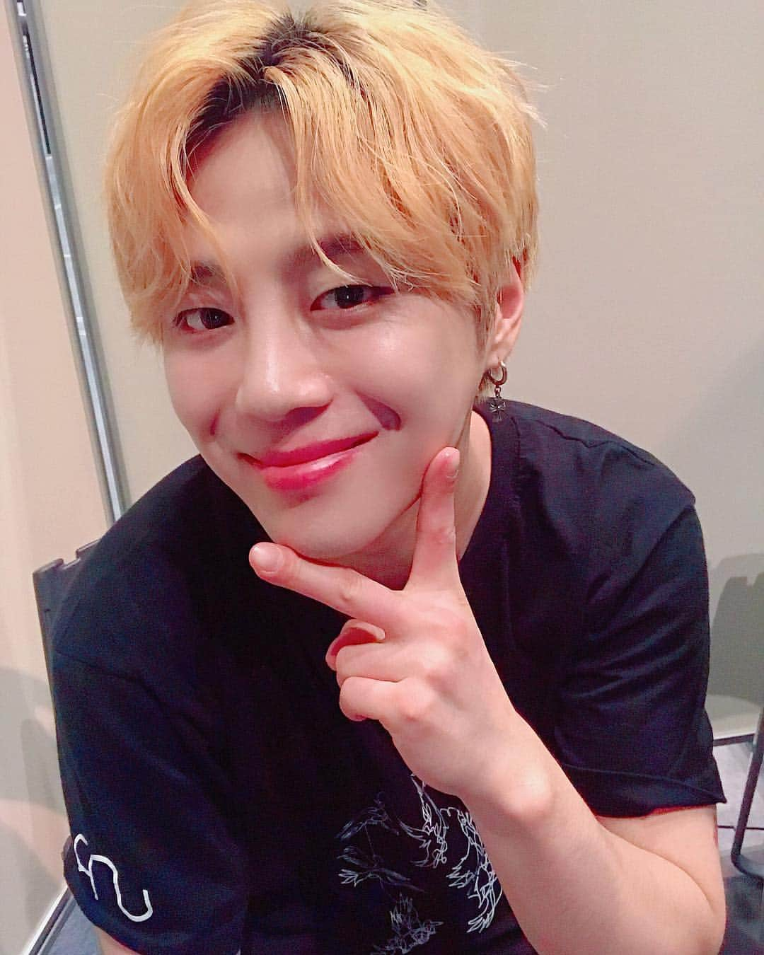 UNB（ユエンビ）のインスタグラム：「굳이 말하지 않아도, 마음으로 통하는 우리라서 늘 언제나 #고맙고_고마워  #의진 #EUIJIN #유앤비 #UNB」