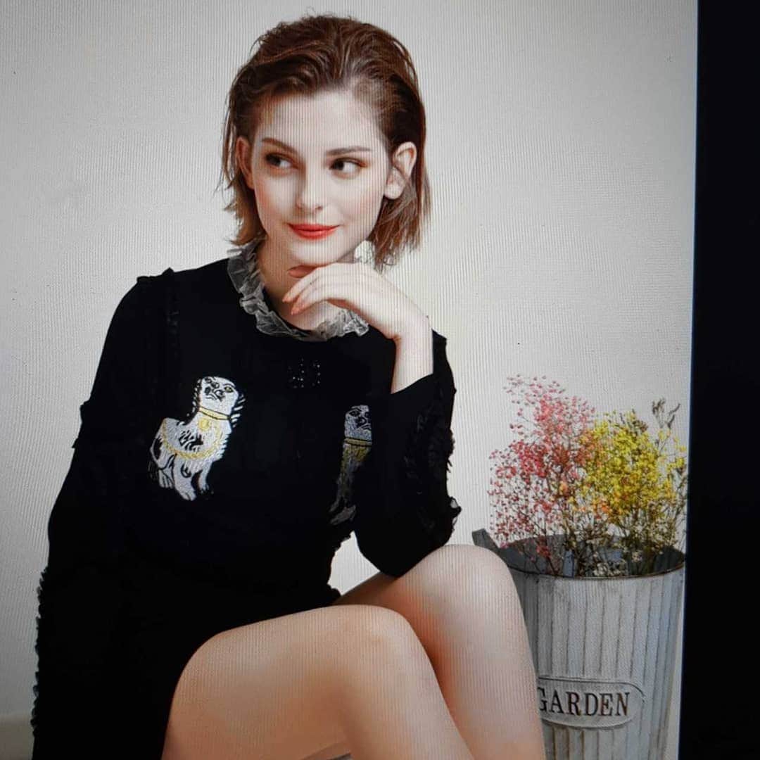 Ella Freyaのインスタグラム：「😏」