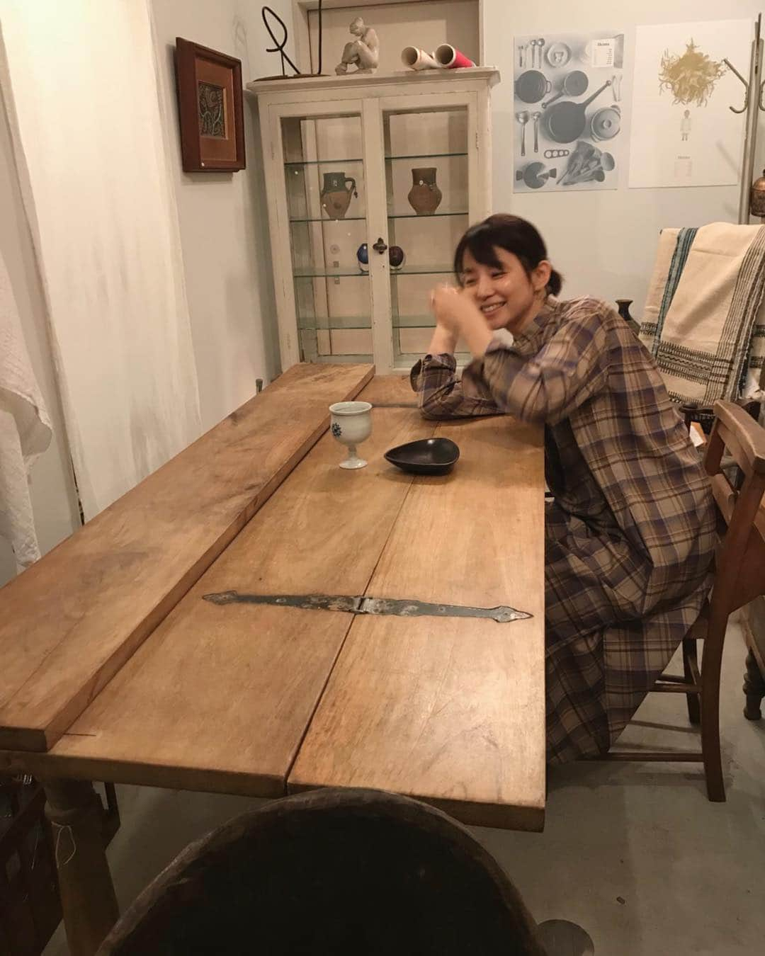 石田ゆり子さんのインスタグラム写真 - (石田ゆり子Instagram)「今回のまさかの大物 それはテーブル。 インドのチークで出来た 蝶番の素敵な エクステンションテーブル… これを私は買いました。 ほかにもラグやらフックやら 色々。 初日なのにたくさんのお客様が詰めかけて、 お店はかなりスカスカに… いえ、まだまだ素敵なものがたくさんありますので、 是非👏🏻😊 10/9までです！  #ブックショップカスパール」9月30日 0時45分 - yuriyuri1003