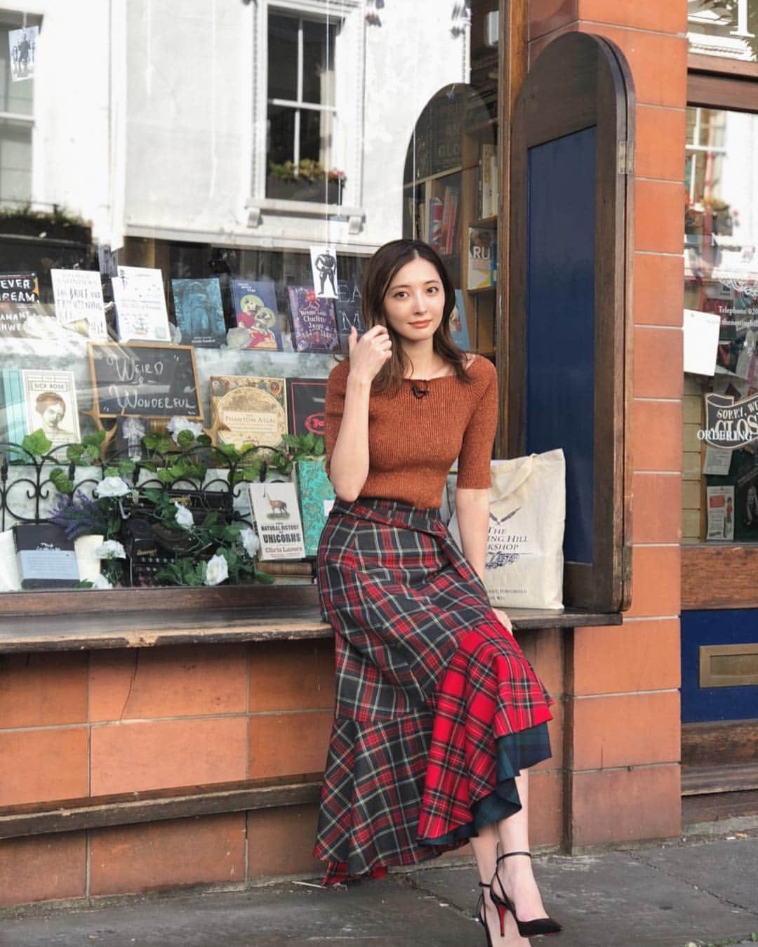 大石絵理のインスタグラム：「みなさん、たくさんのコメント、メッセージありがとうございます💞全部読んでるよー😝 いつものテレビの感じとはちがう自分の面も見てもらえたかなと、うれしく思っています☺️☺️ 私がアナザースカイに出れたことはあの時の自分からすると、ありえない出来事。。 決して当たり前ではないと思っています。 まだまだな私ですが、いろんなことを乗り越えて、見れた景色は同じロンドンなのに、どこか違うように見えました。 四年前ロンドンを出る空港で、アナザースカイに出れるまで帰らないと決めて、飛行機に乗りました。そんなロンドンに、アナザースカイで戻れてほんとうに幸せ💖 これからもっともっとがんばるよ❤︎ 撮影風景をみなさまに…😉 #衣装タグ付けしてます❤︎」