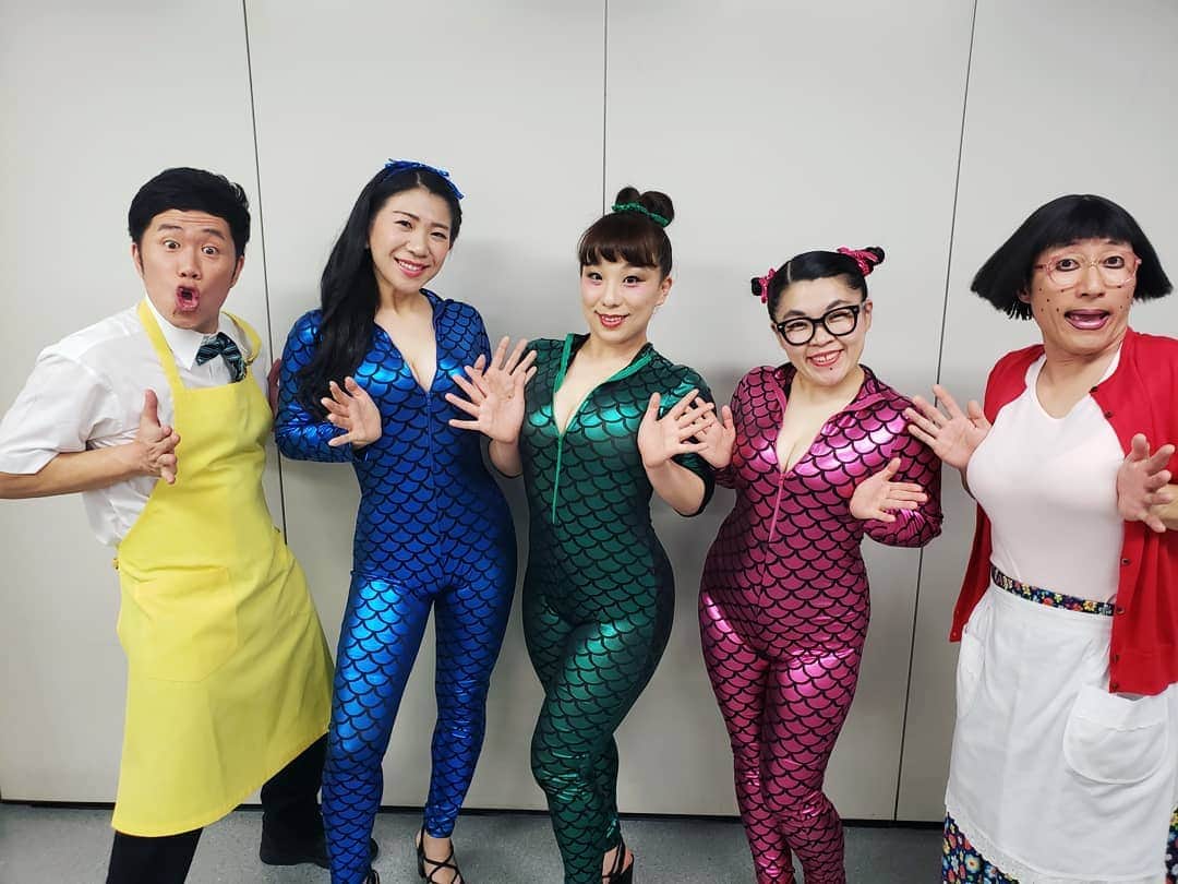 服部ひで子のインスタグラム：「📺『 ENGEIグランドスラム 』📺 ご覧くださった皆様、ありがとうございましたm(_ _)m‼‼‼ 吉本新喜劇ユニット 【すっちー座長 × 吉田裕兄さん × 爆乳三姉妹】で、出演させていただきました😄🌱 突然の『ばくにゅー』で、お茶の間をビックリさせてすみません👀！ 生放送と言う事で、全員大緊張でしたが…😫💦 なんとか無事に終わり、安堵しております🙇✨ そして、ポロリ事件もなく一安心😁(笑)👙 是非、『爆乳三姉妹』と言うお名前だけでも覚えていただけたら嬉しいです！  番組から頂いたピンバッチに 更なる決意を込め、  これからも 吉本新喜劇の座員として、頑張りますm(_ _)m‼️ どうぞ、宜しくお願い致します🌈  それにしても、すち子さんが、 一番『爆乳～～～‼️‼️』ですね🙆笑  #ENGEIグランドスラム #吉本新喜劇ユニット #すっちー 座長 #吉田裕 兄さん #爆乳三姉妹 #オカチチ #岡田直子 さん #モリチチ #森田まりこ 姉さん #ヒデチチ #服部ひで子 #吉本新喜劇」